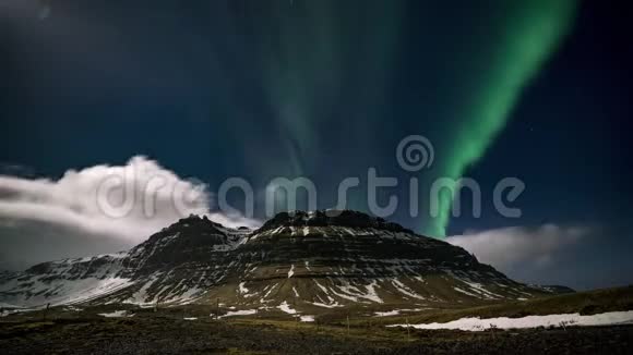 4K时间流逝电影视频之夜北极光在冰岛柯克朱菲尔山视频的预览图
