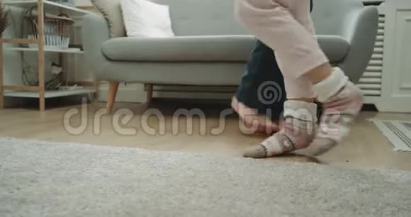 家庭风格的情侣在客厅里跳舞特写捕捉腿视频的预览图