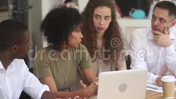非洲女导师教不同的员工解释计算机工作视频的预览图