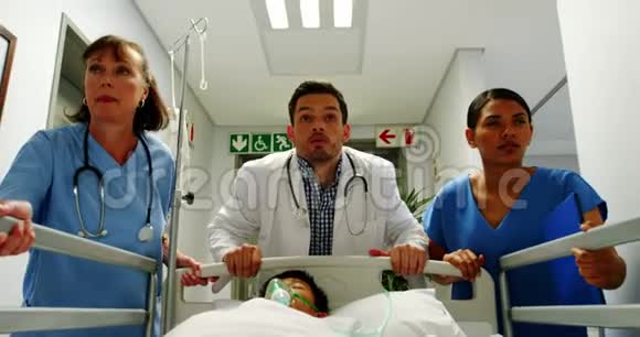 医生和护士在急诊病房催病人视频的预览图