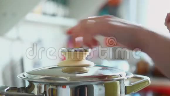 女人做饭视频的预览图