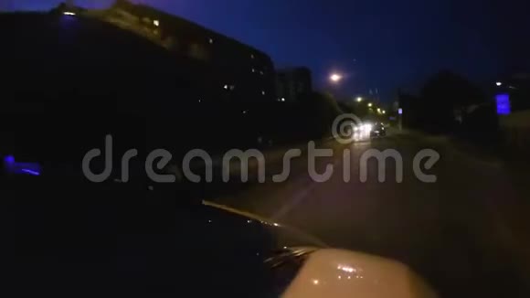 急救车在夜间超车在事故紧急情况下开车视频的预览图