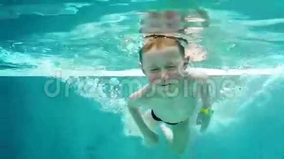 玩耍的男孩在炎热的冬泳池里潜水视频的预览图