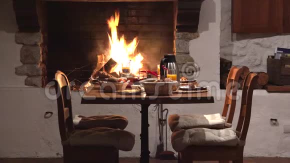 壁炉旁的椅子和桌子美味的膳食准备等待情侣浪漫的晚餐精致的菜肴视频的预览图