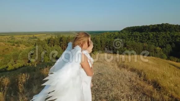 一个抱着孩子的女孩打扮得像天使视频的预览图