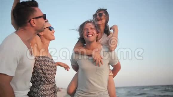 快乐的年轻群体享受海滩假期的肖像夏天四个朋友在海边笑视频的预览图