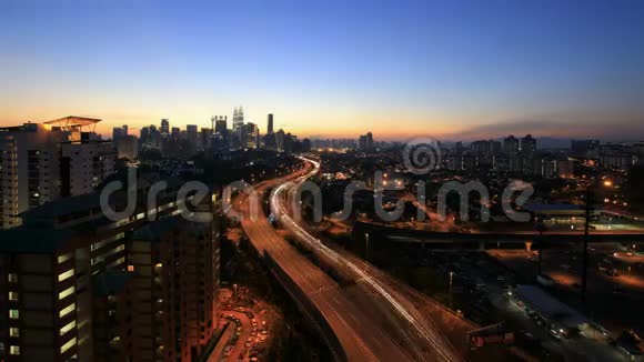 吉隆坡海拔较高的AKLEH高速公路日落时分马来西亚城市天际线视频的预览图
