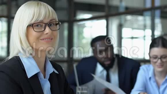 美丽的女老板在镜头前微笑为自己的公司感到骄傲女性在做生意视频的预览图
