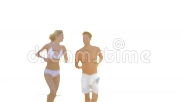 浪漫的情侣在美丽的热带海滩奔跑视频的预览图