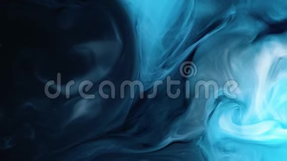 宇宙蓝色油漆在水中倾泻丙烯酸的颜色和水中的墨水抽象框架背景颜色和油墨视频的预览图