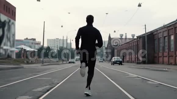人在街中央奔跑背景镜头慢动作个人成功和名声的抽象概念视频的预览图