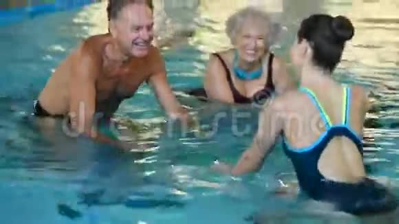老年人骑水上自行车视频的预览图