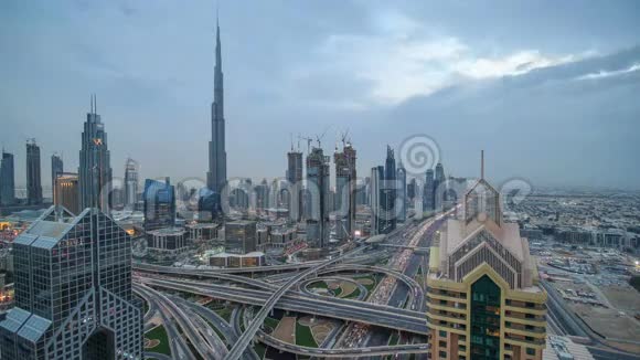 在迪拜迪拜阿拉伯联合王国豪华的迪拜城从白天到夜晚看现代化的摩天大楼和繁忙的夜间高速公路视频的预览图