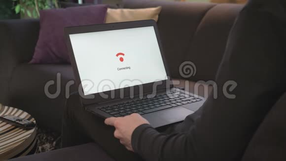 连接WiFi的笔记本电脑视频的预览图