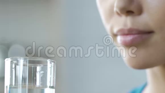 女孩喝干净的新鲜矿泉水玻璃水平衡水化视频的预览图