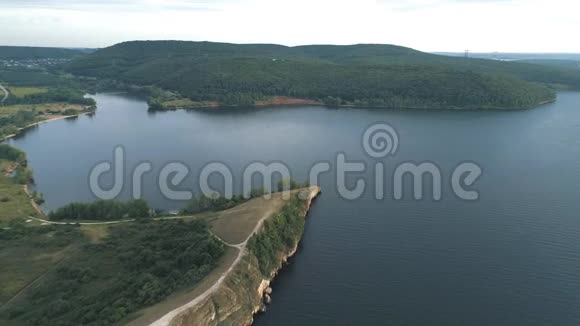 伏尔加河和水附近山丘的空中景色视频的预览图