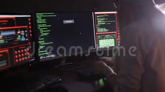 年轻女性在黑暗输入数据计算机代码打破安全系统视频的预览图