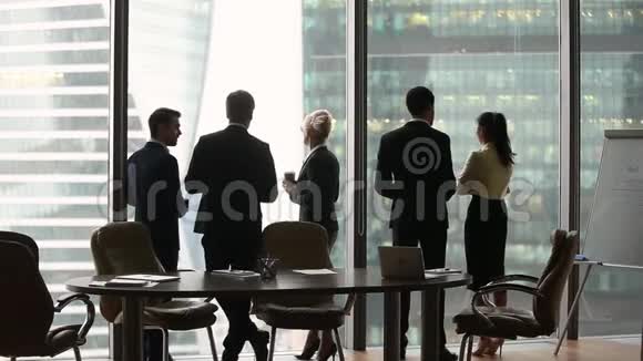 不同的员工在工作时单独站着交谈后视视频的预览图