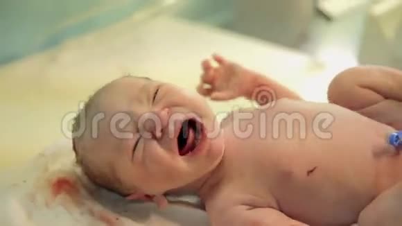 刚出生的婴儿正在餐桌上哭泣视频的预览图