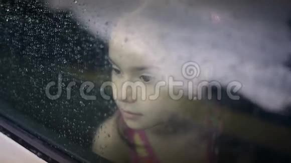 女孩子在车里下雨视频的预览图