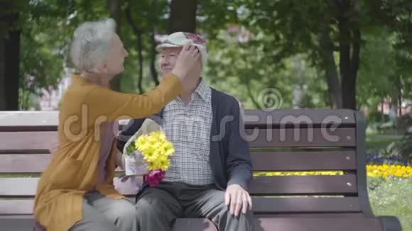 在一个春天的公园里鲜花亲吻他的女人视频的预览图