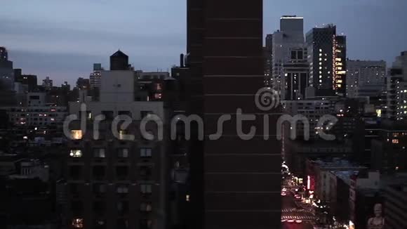 城市夜景天际线摩天大楼纽约纽约夜灯鸟瞰天桥视频的预览图