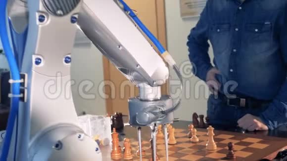 人工智能机器人棋手与人下棋4K视频的预览图