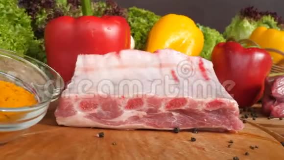 吃生猪肉和新鲜蔬菜视频的预览图