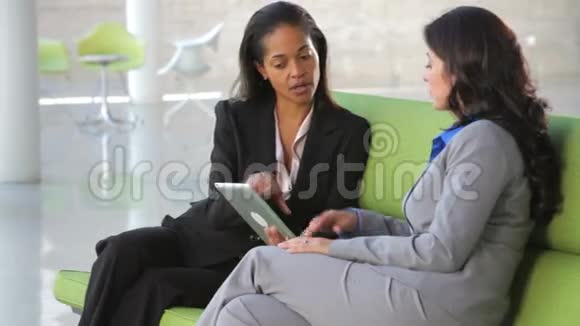 女企业家谈沙发和使用数字平板视频的预览图