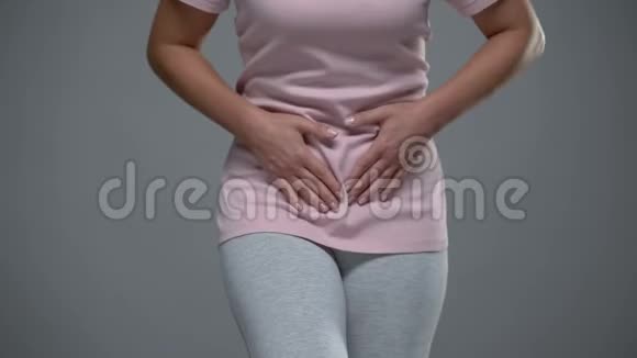 女性因下腹部疼痛月经疼痛流产风险而扭动视频的预览图