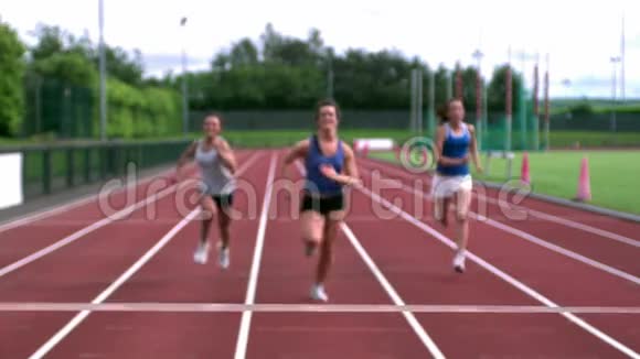 三名运动员向终点线奔跑视频的预览图