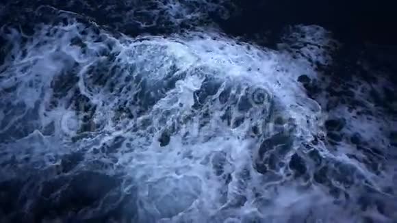 海浪海浪水流慢运动顶部夜景背景视频的预览图