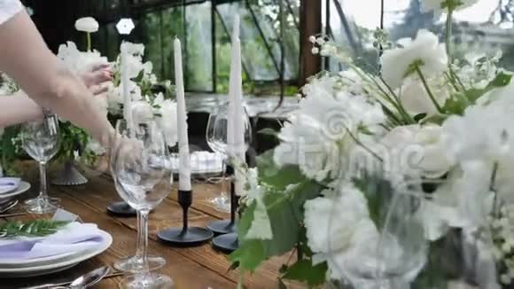 装饰一张节日桌婚礼桌装饰与自然鲜花束为家庭盛宴视频的预览图