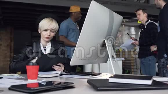成功的年轻商务女性在现代办公室工作使用电脑触摸屏看显示器业务团队视频的预览图