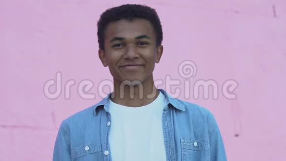 性格开朗的非裔美国男性少年对着镜头微笑情绪积极视频的预览图