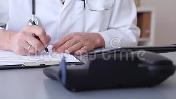 医生在体检表上写病人记录视频的预览图
