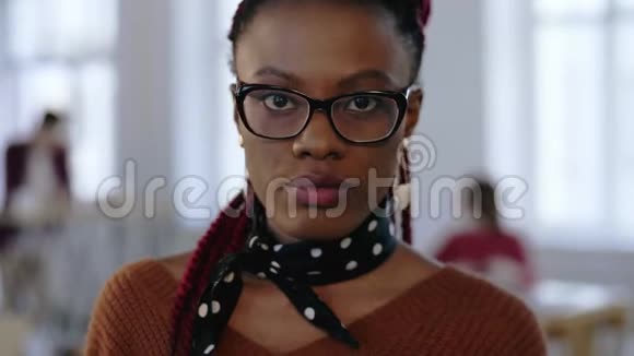 一位年轻漂亮的严肃的黑人商业女性戴着眼镜在办公室工作场所看着相机视频的预览图