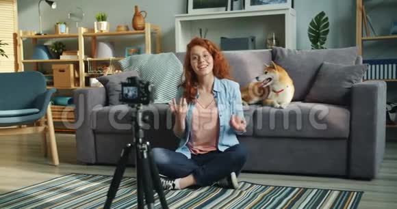 女性vlogger在家中用可爱的狗录制视频的慢动作视频的预览图