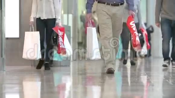 商场购物时贴身携带购物袋视频的预览图