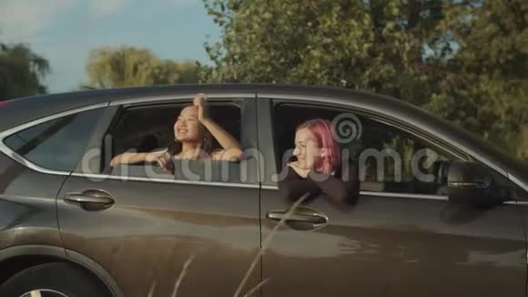 坐在车里欣赏日落的女性旅行者视频的预览图