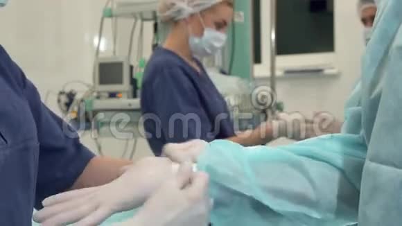 护士把手套戴在医生手上视频的预览图