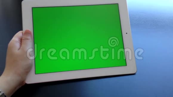 女性使用带有绿色屏幕的数字平板电脑视频的预览图