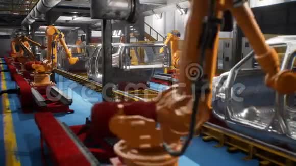 带有未完工汽车和机器人框架的传送带的汽车焊接线视频的预览图