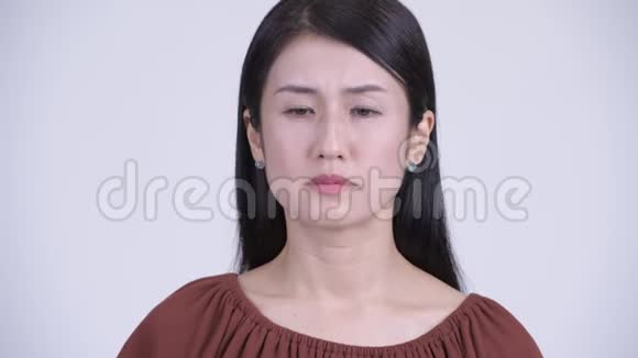 一脸悲伤的亚洲女人看起来沮丧和哭泣视频的预览图