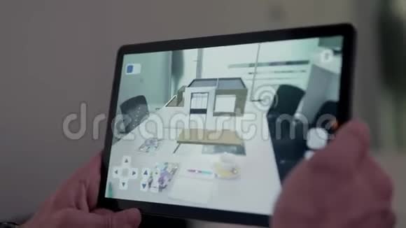 虚拟绘制平板电脑上的房子库存商务人士手持平板电脑与虚拟现实项目在家会议室视频的预览图