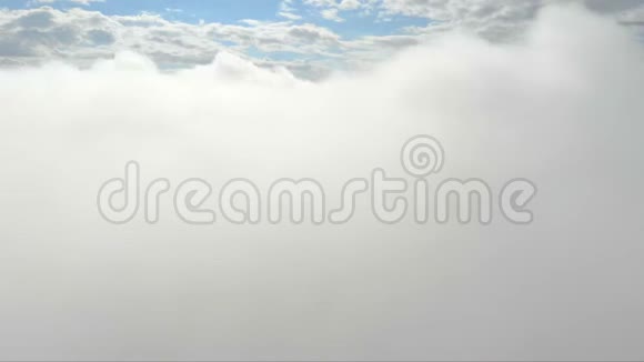 在云层中飞行蓝天背景上的一束云彩云飞移动的天空视频片段视频的预览图