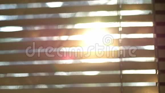 抽象模糊的阳光穿过窗户百叶窗视频的预览图