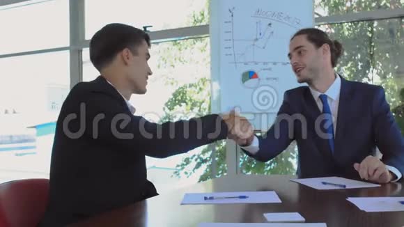 两个商人在办公室做生意视频的预览图