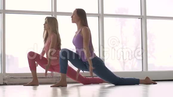 穿着舒适运动服做瑜伽的漂亮年轻女人视频的预览图