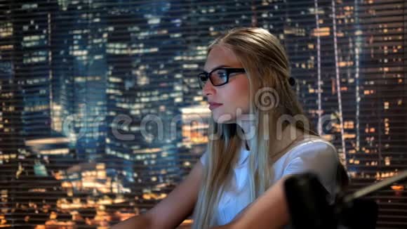 商业女性在电脑上工作专心阅读视频的预览图